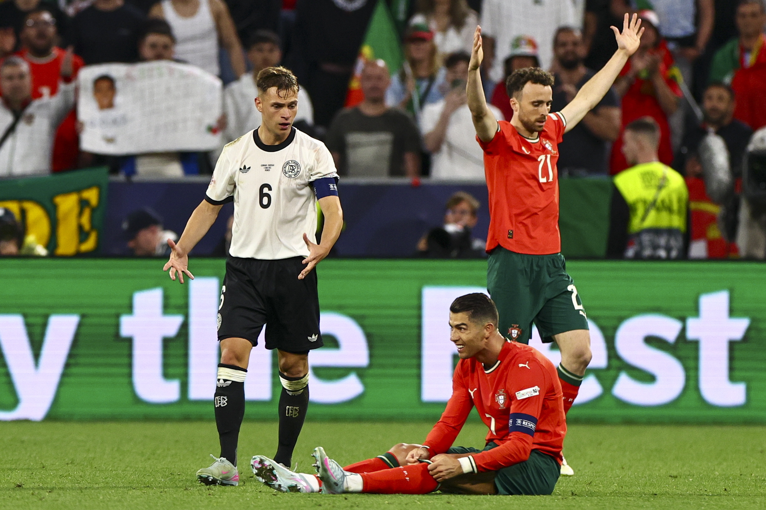 包含随着葡萄牙0-2爆冷，意大利2-0，世预赛最新积分：3队打平就出线的词条