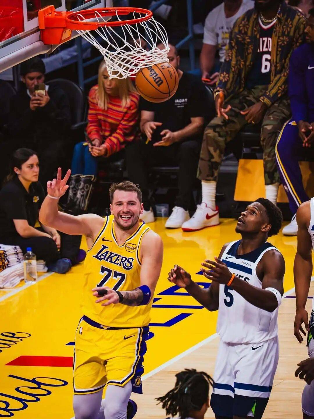 包含1分8板！艾顿：来这里不是为数据而是做湖人真正希望我做的事情的词条