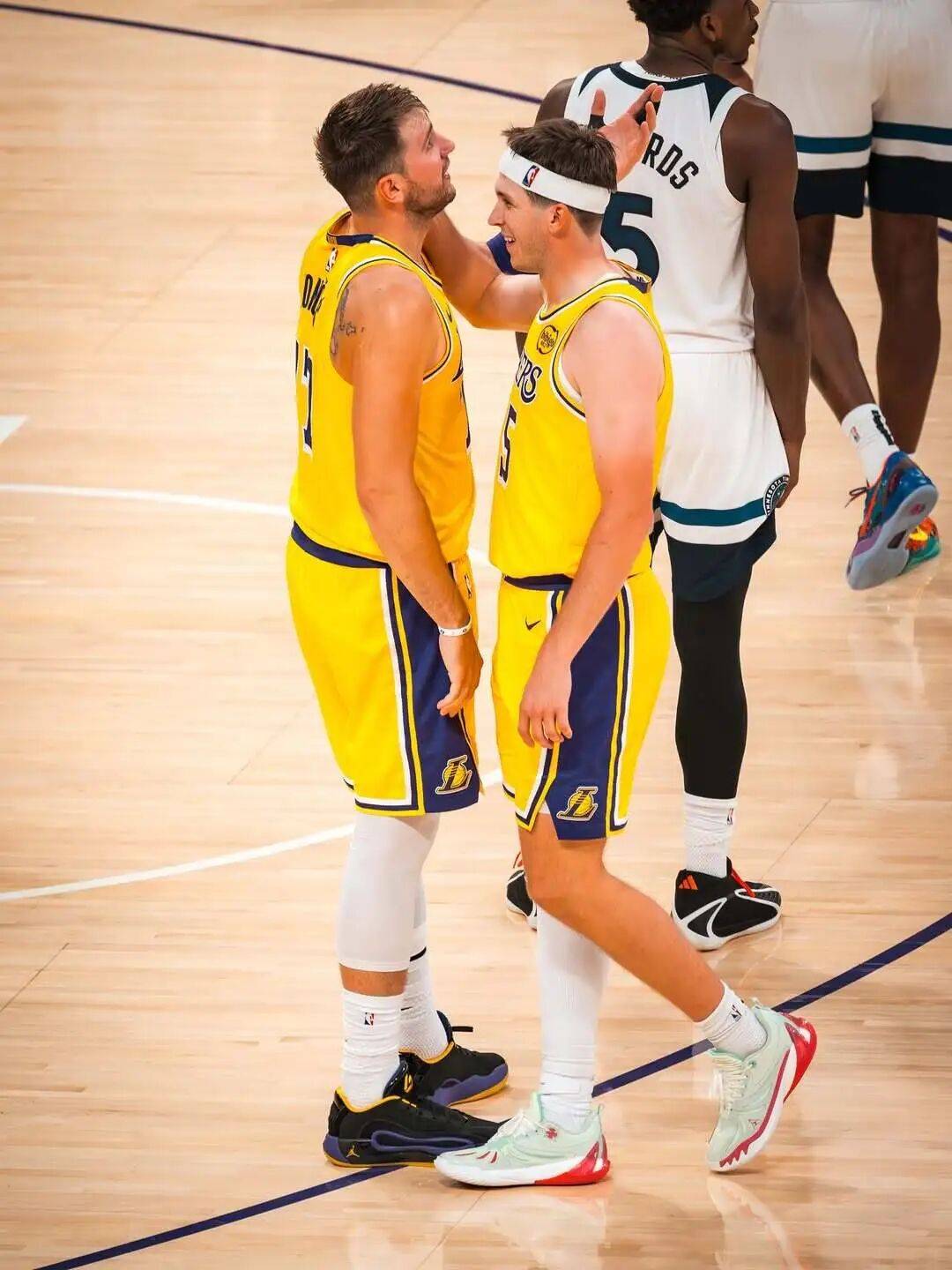 包含1分8板!艾顿:来这里不是为数据而是做湖人真正希望我做的事情的词条 第2张