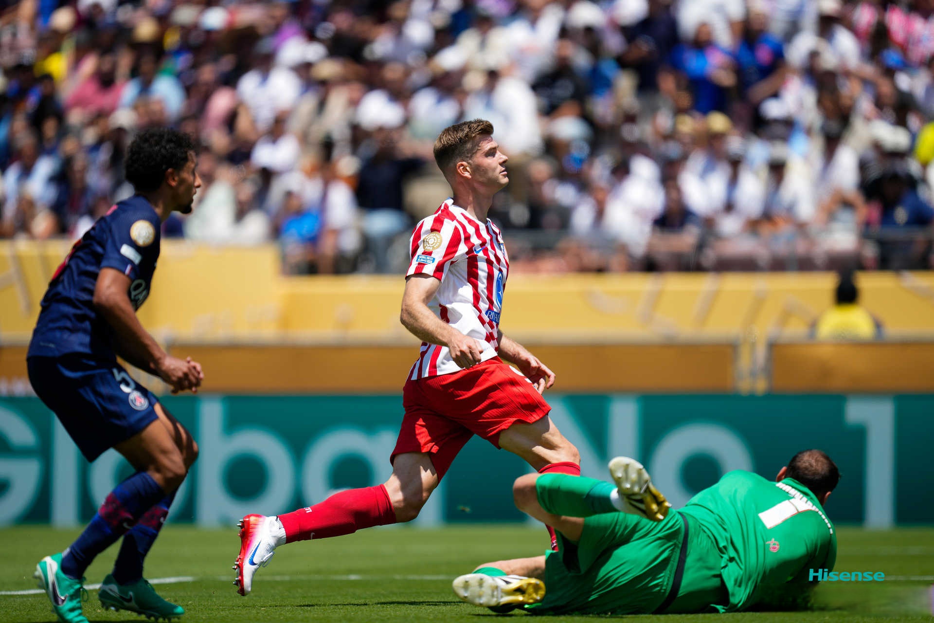 包含巴黎2：1巴萨后，全欧只剩一个顶级强队，游离在三冠王的词条  第2张