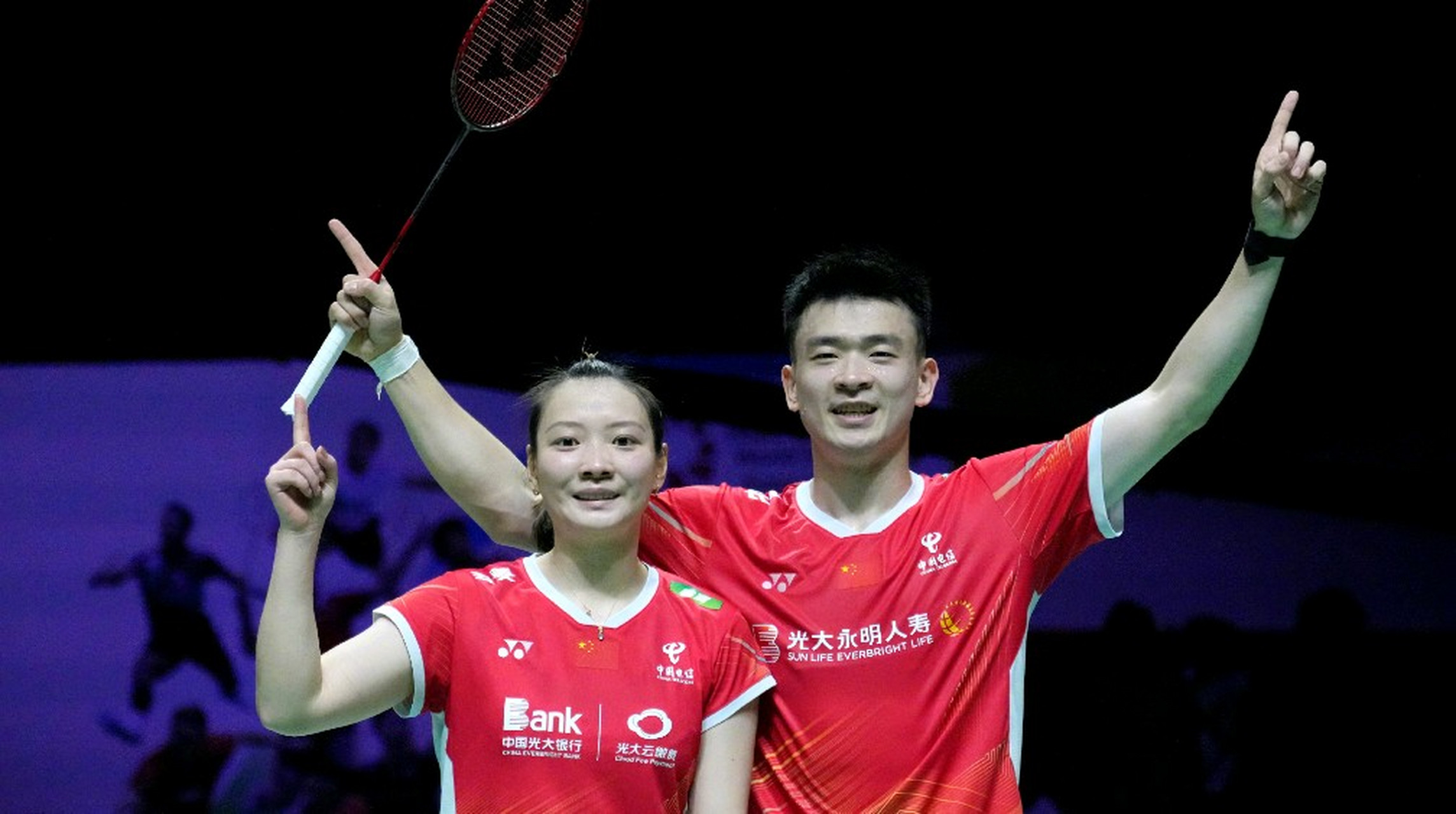 包含组图：全运羽毛球-雅思组合2-0进混双决赛赛后向观众致意的词条  第1张