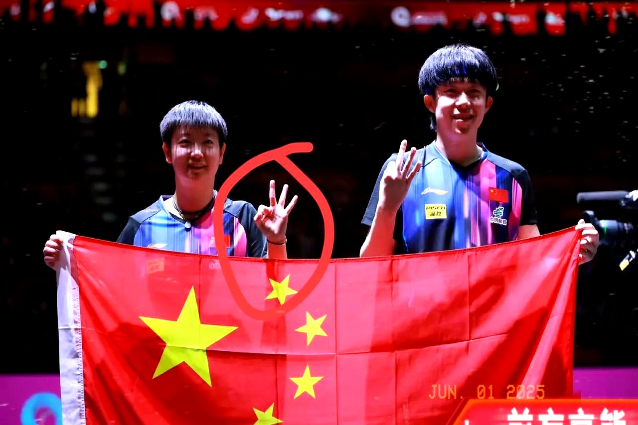 包含再见！中国羽毛球三位世界冠军同一天告别，一人哭着亲吻场地的词条