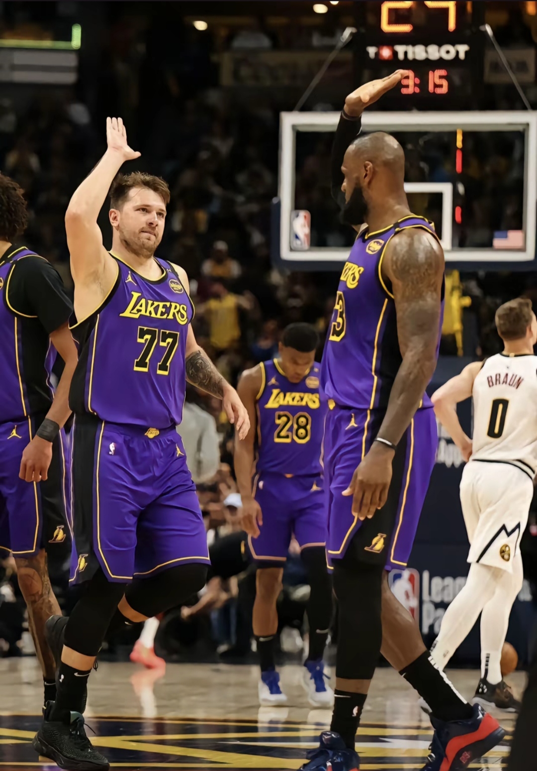 詹姆斯首秀11+12东契奇37+10湖人5人上双逆转爵士的简单介绍 第2张