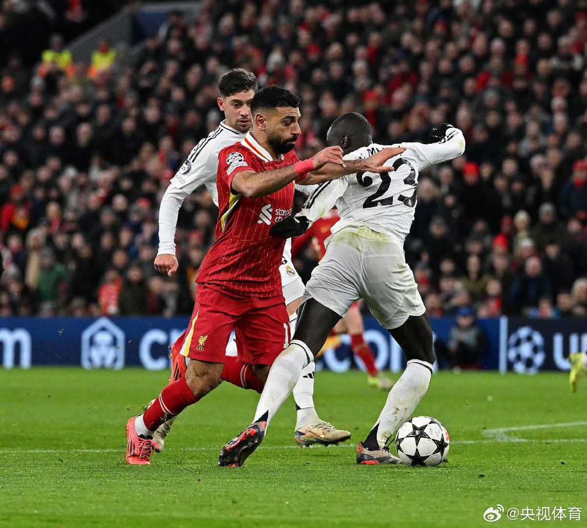 加拉塔萨雷球迷在对阵利物浦时,打出了支持巴勒的简单介绍 第2张