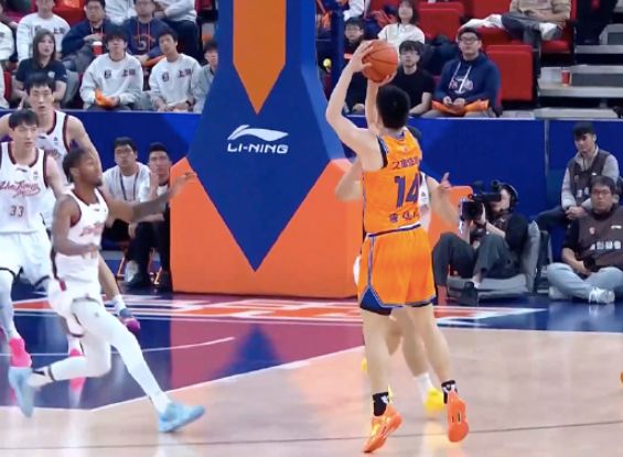 包含弗格21分张镇麟3记三分上海主场大胜浙江稠州的词条