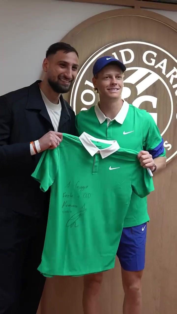 包含巴黎赛后多纳鲁马入场和球迷告别，队友对其进行的词条  第2张