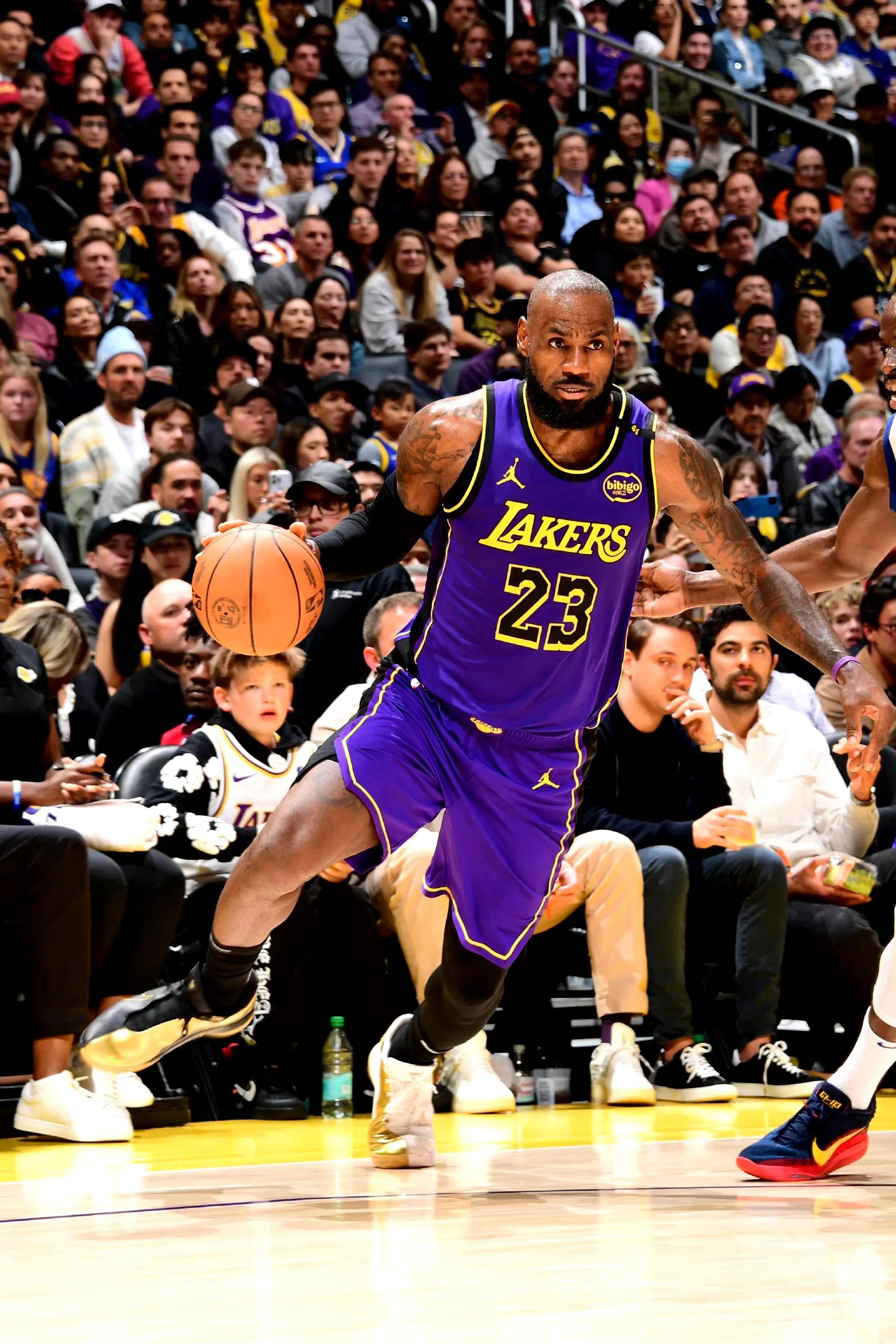 关于勇士过去18个月里多次联系湖人想引进詹姆斯搭档库里的信息