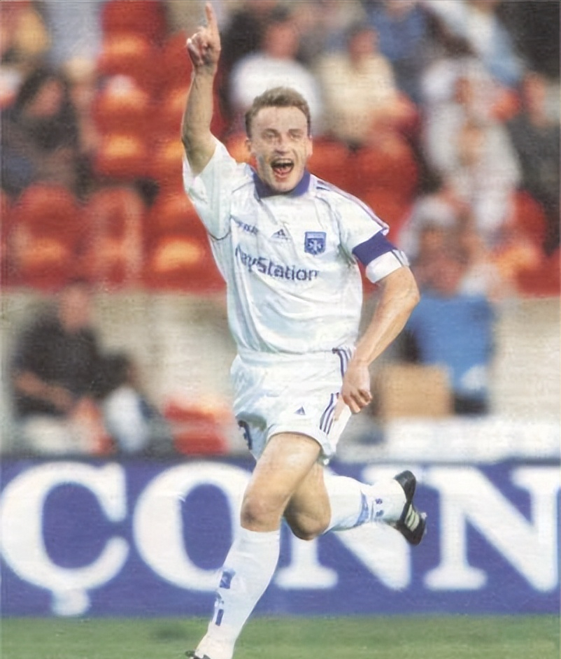 关于13年前统治法甲！25岁时吉鲁带队斩法甲金靴+冠军随后1200万进厂的信息  第2张