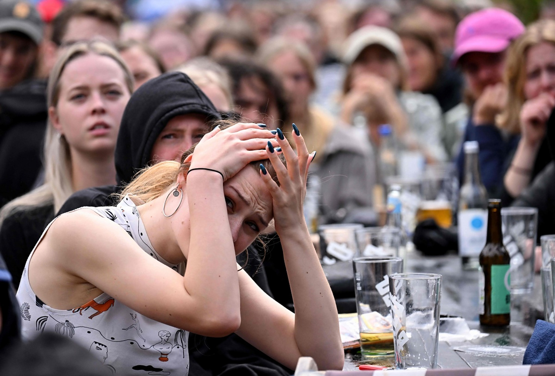 包含欧冠混乱现场！15万人抢2万张票球场挤爆女员的词条