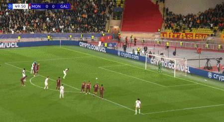 包含欧冠混乱现场！15万人抢2万张票球场挤爆女员的词条