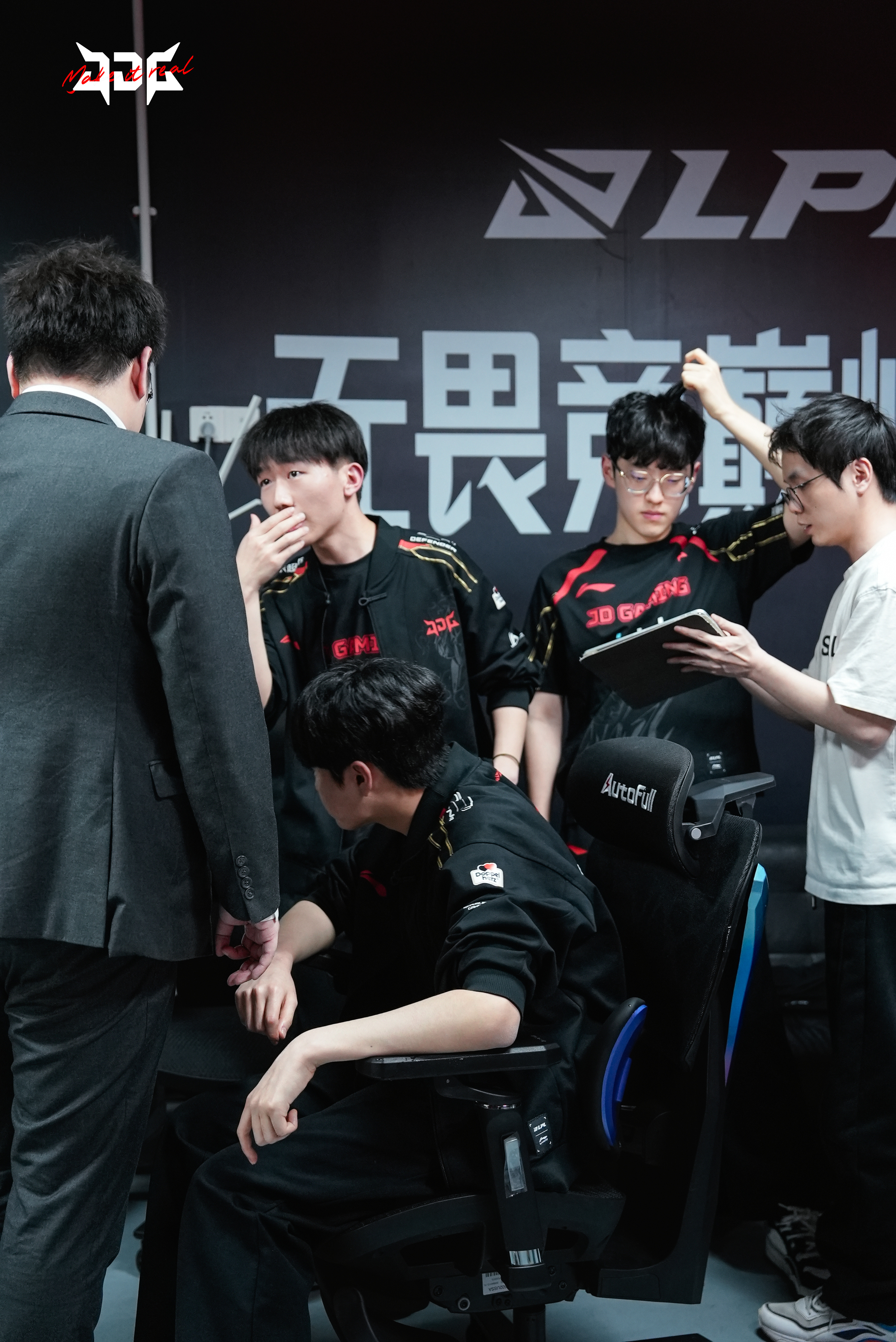 包含LPL第三阶段：TES三局战胜FPX，成功锁定第三赛段登峰组第一名的词条