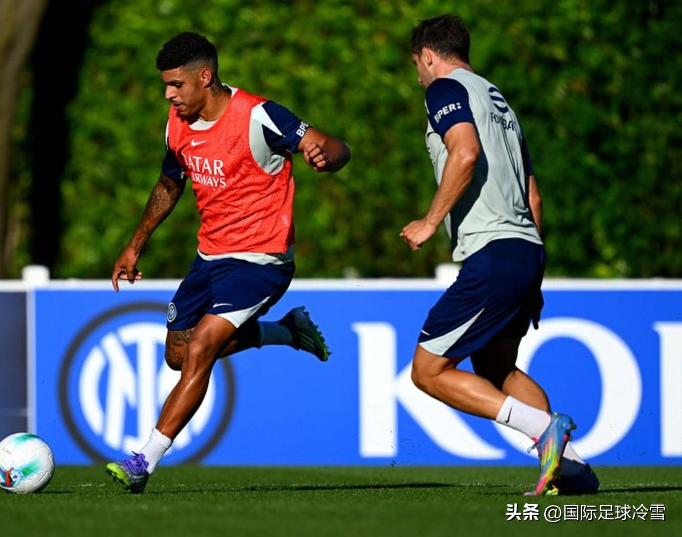 包含一日意甲动向：新总监给力米兰签下中锋，国米闪电战买下新人的词条