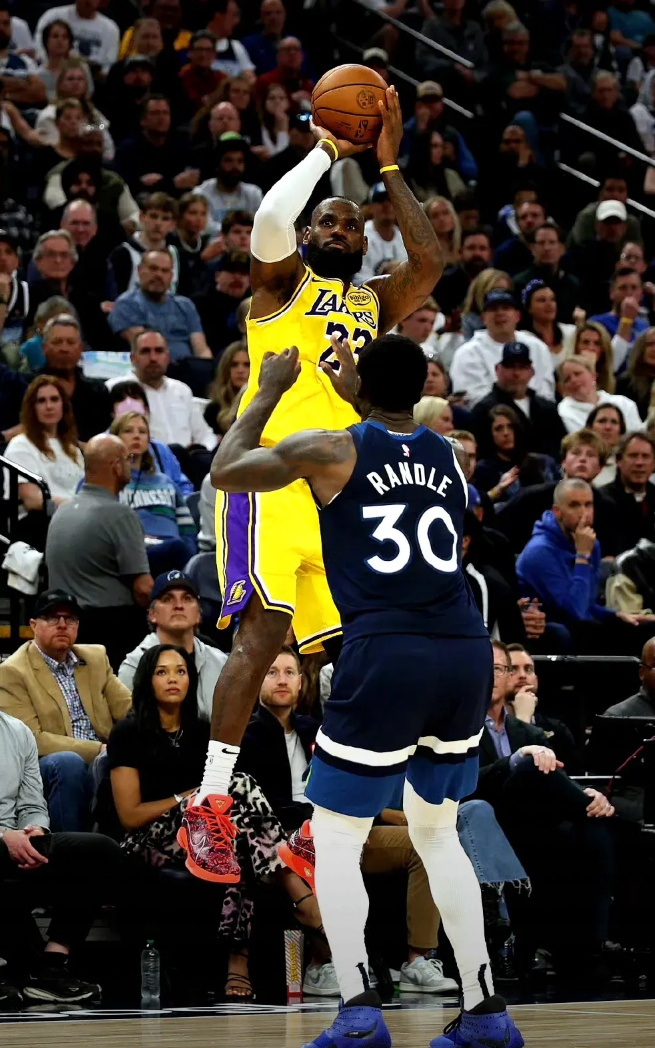 詹姆斯生涯圣诞大战11胜8负，期间场均26.7分7.5篮板7.2助攻的简单介绍