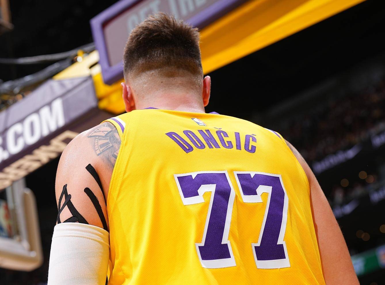 东契奇中文欢迎杨瀚森进入NBA称会给他手机号的简单介绍