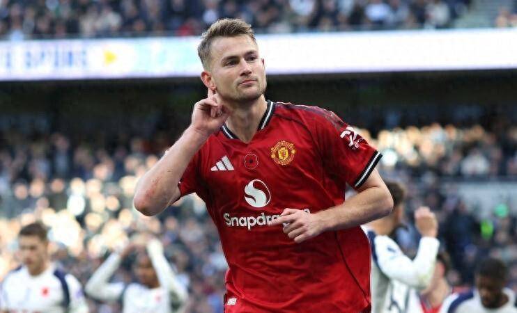 包含德利赫特崛起：曼联后防线的新领袖？的词条