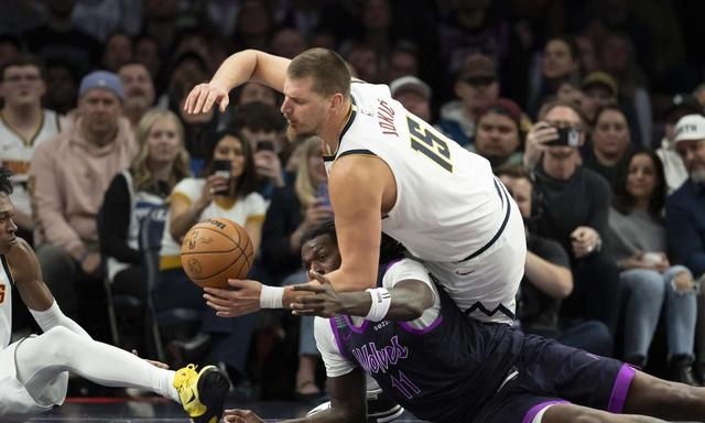 约老师上线了！约基奇玩NBA2K时使用掘金对战森林狼