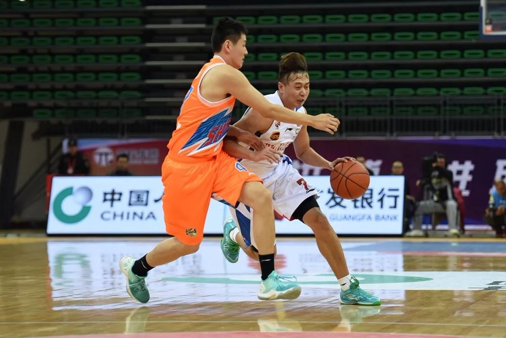 关于经友好协商，天津男篮与自由球员何思雨签约的信息