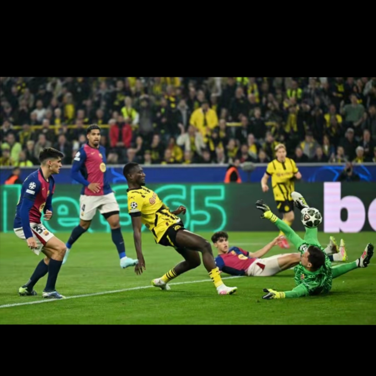 包含欧冠四强齐聚，英超豪门剑指四冠王传奇的词条