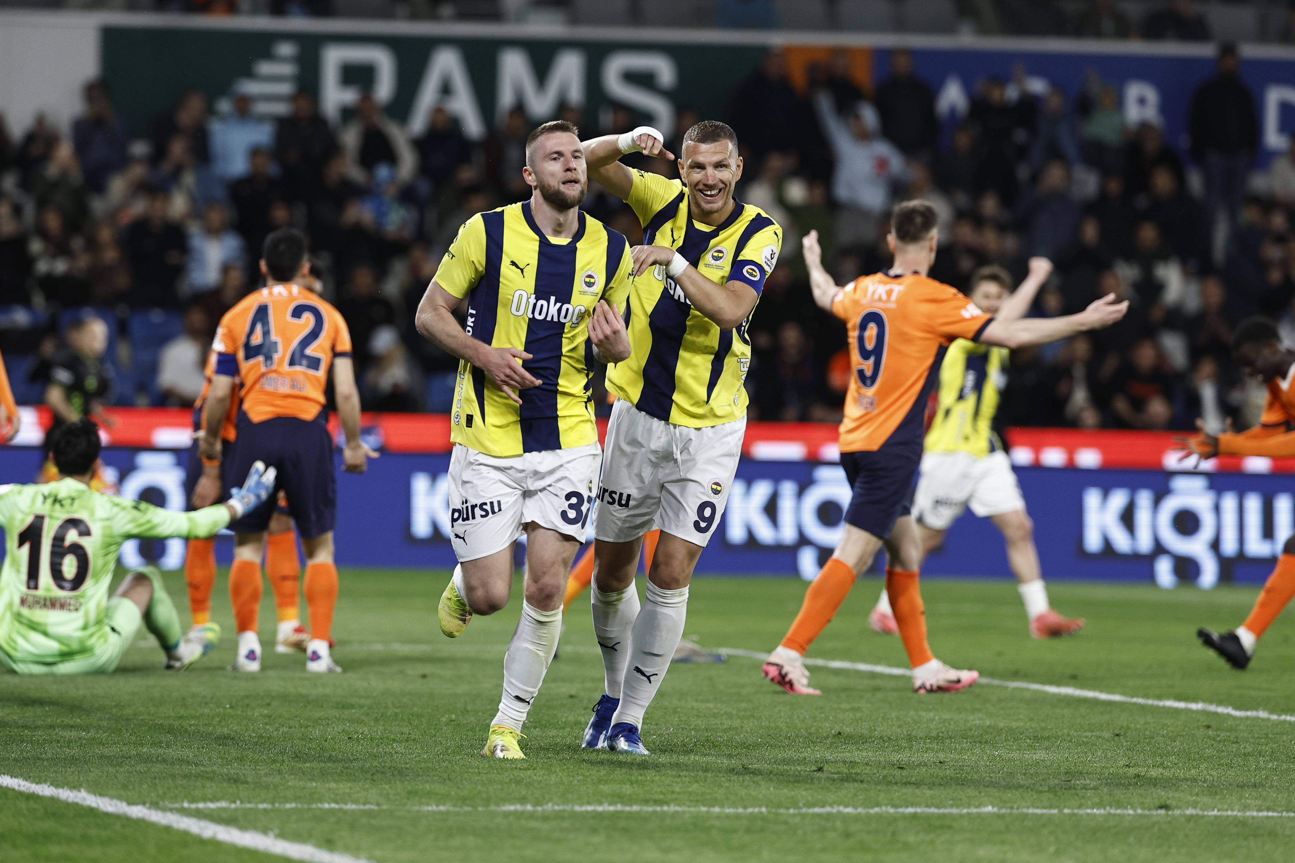 穆里尼奥与加拉塔萨雷在左路掐架，先隔空对战抢的简单介绍