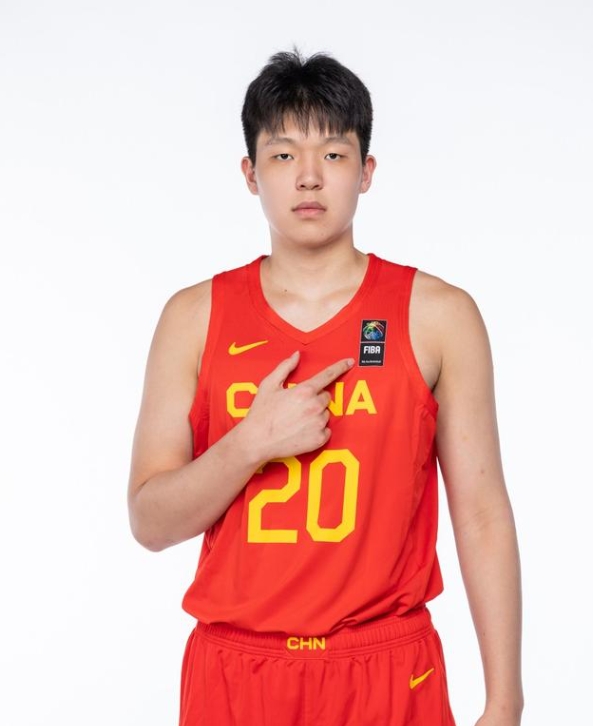 杨瀚森目前已离开青岛，明天将从中国香港飞回美国的简单介绍