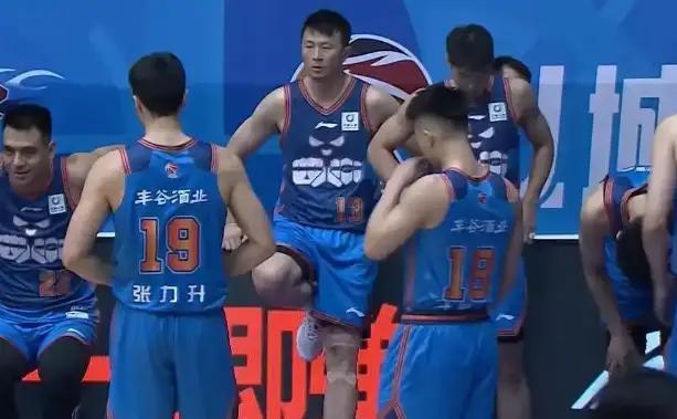 联赛第一！北京豪取开局5连胜登顶四川创CBA半场最低分吞5连败的简单介绍