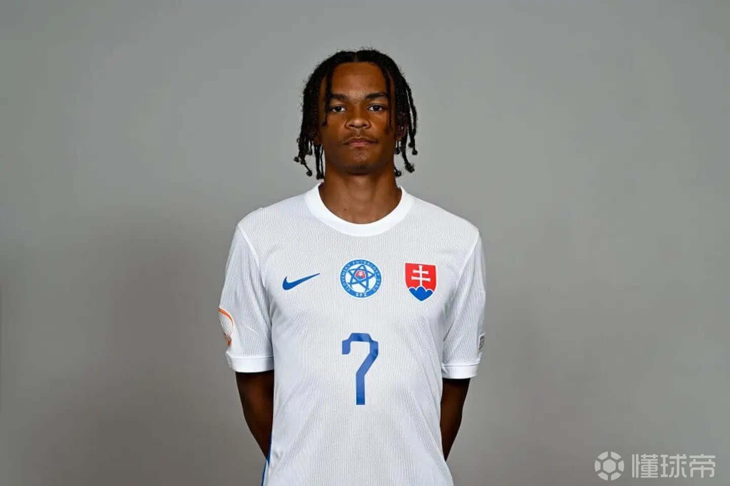 内部人士证实，曼联被一名西班牙国脚中场球员深深吸引，他们可能意外地签下了他。的简单介绍