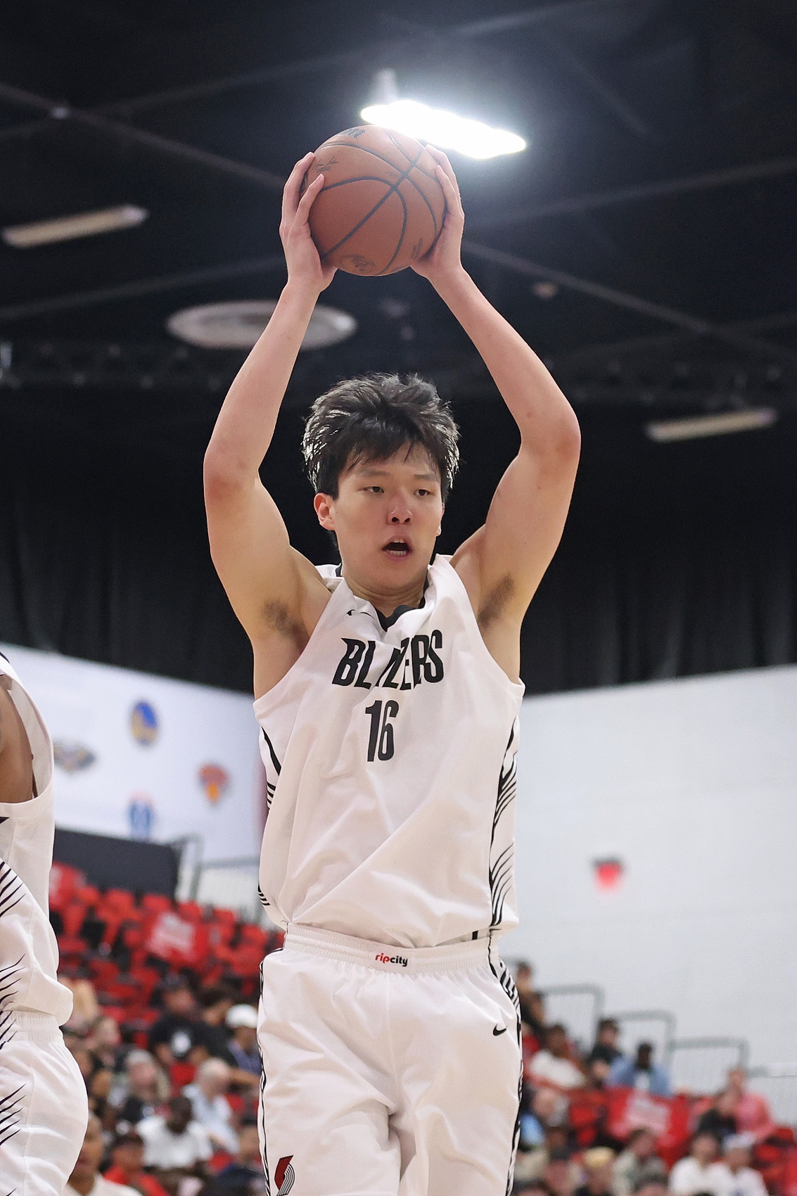 包含队记：杨瀚森用力过猛后明显沉稳里斯表现不佳为他提供练级机会的词条