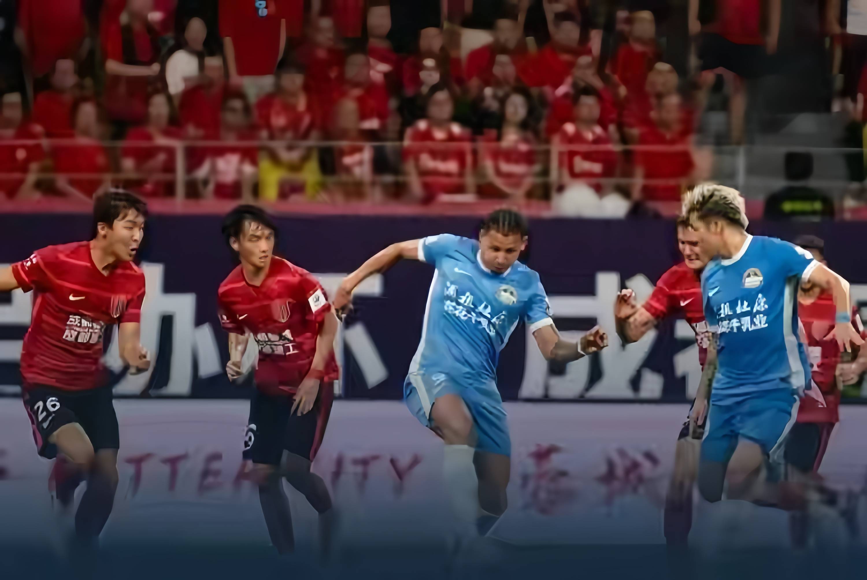 包含蓉城后卫李扬加盟上海海港，中超争冠格局重新明朗，海港实力进一步提升的词条