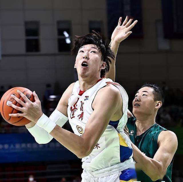 包含广东前锋膝盖受伤，周琦缺席战新疆，深圳换帅，郭艾伦无限期休战的词条