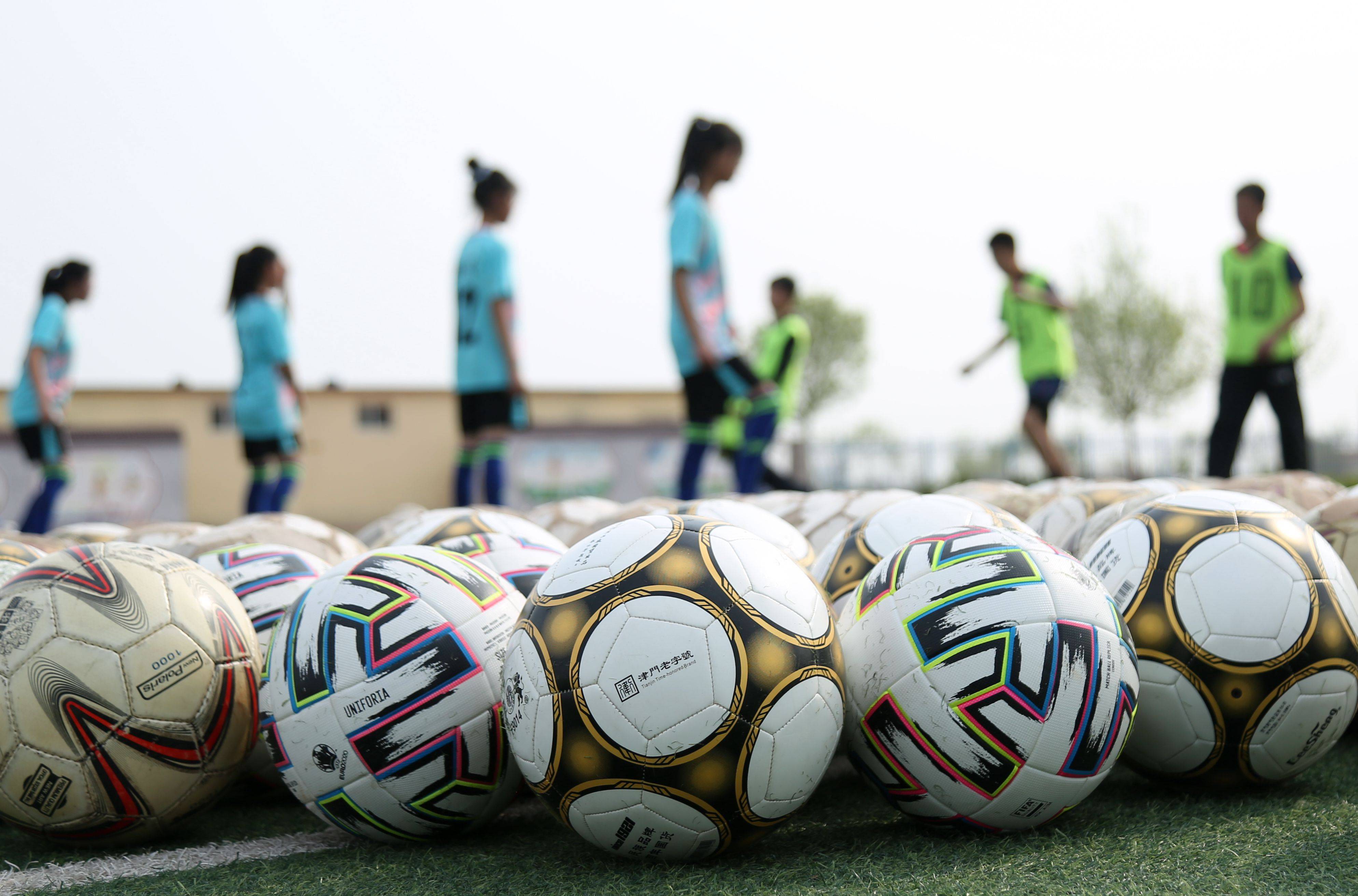 绽放北京足球披金挂银