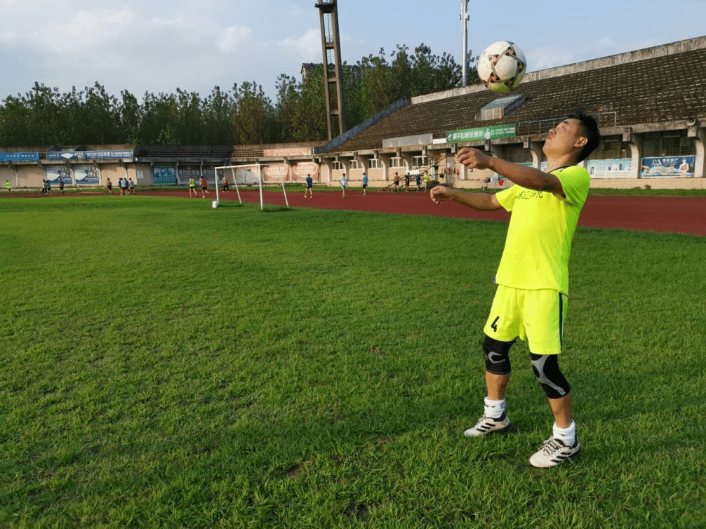 绽放北京足球披金挂银