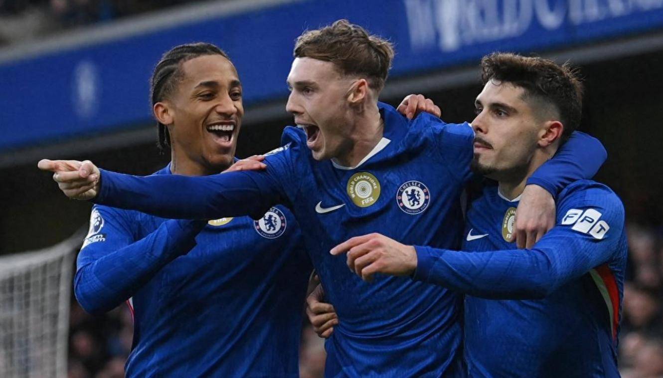 包含那不勒斯是加纳乔的热门下家，切尔西和热刺也对其感兴趣的词条