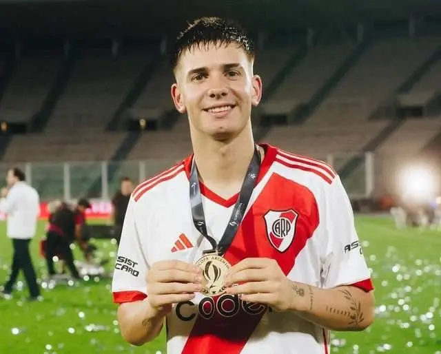 皇马官宣签下22岁左后卫A费分期支付5000万欧解约金的简单介绍