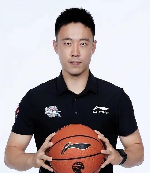 山东男篮更新邱彪指导训练视频：为邱彪指导敬业精神点赞的简单介绍