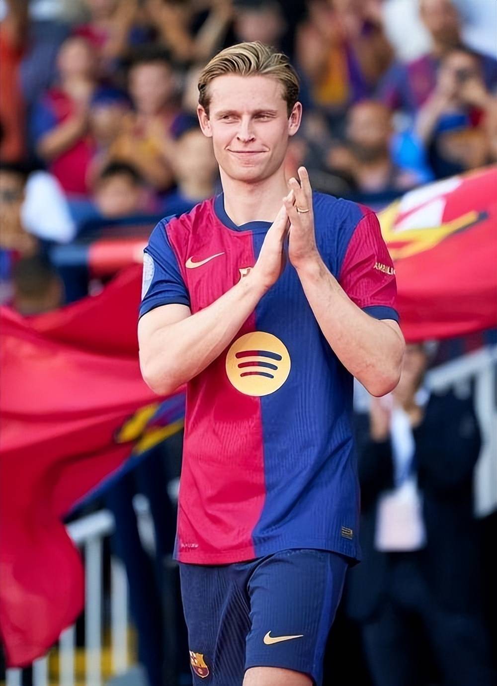 德容续约巴萨：中场核心再续辉煌，战术升级在即！的简单介绍