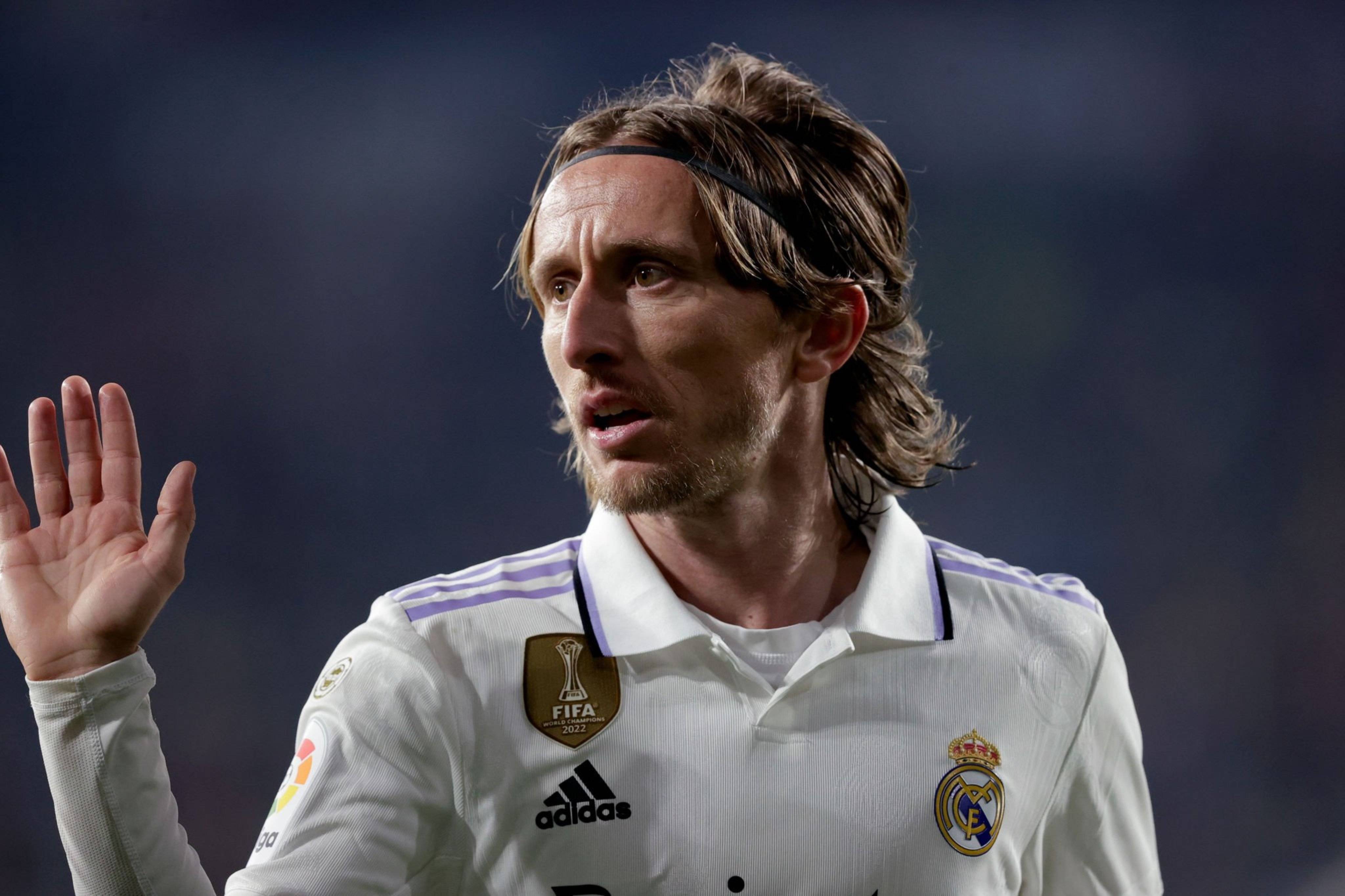 官宣！39岁莫德里奇以自由身加盟AC米兰身披14号球衣的简单介绍