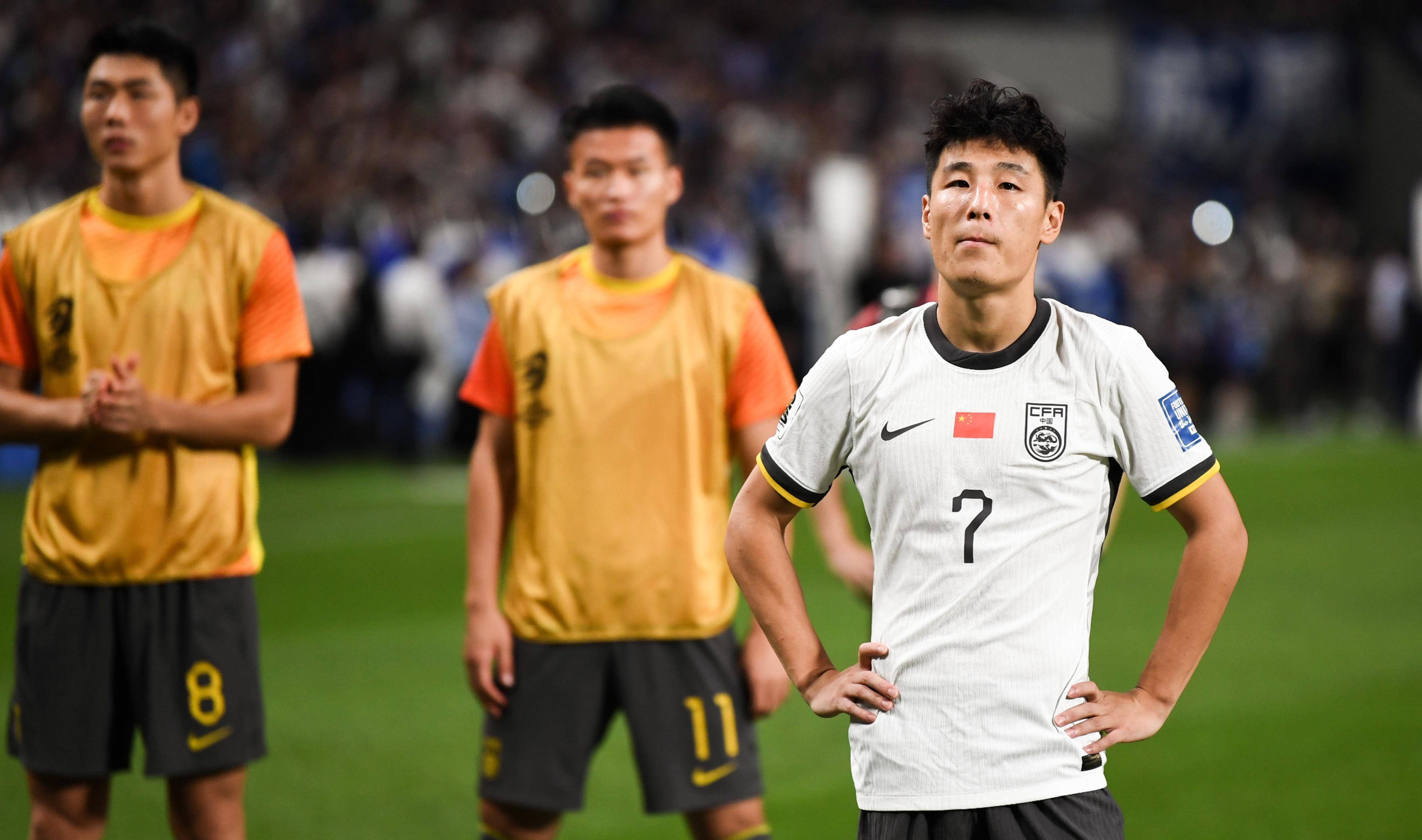 国足敲定新集训计划，邵佳一阵容大洗牌，4位老将淡出，归化国脚5选3的简单介绍