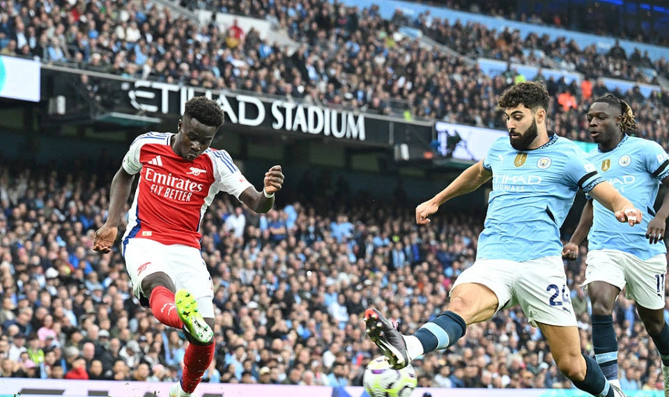 包含曼城双星福登罗德里领衔2025年球员身价跌幅榜的词条