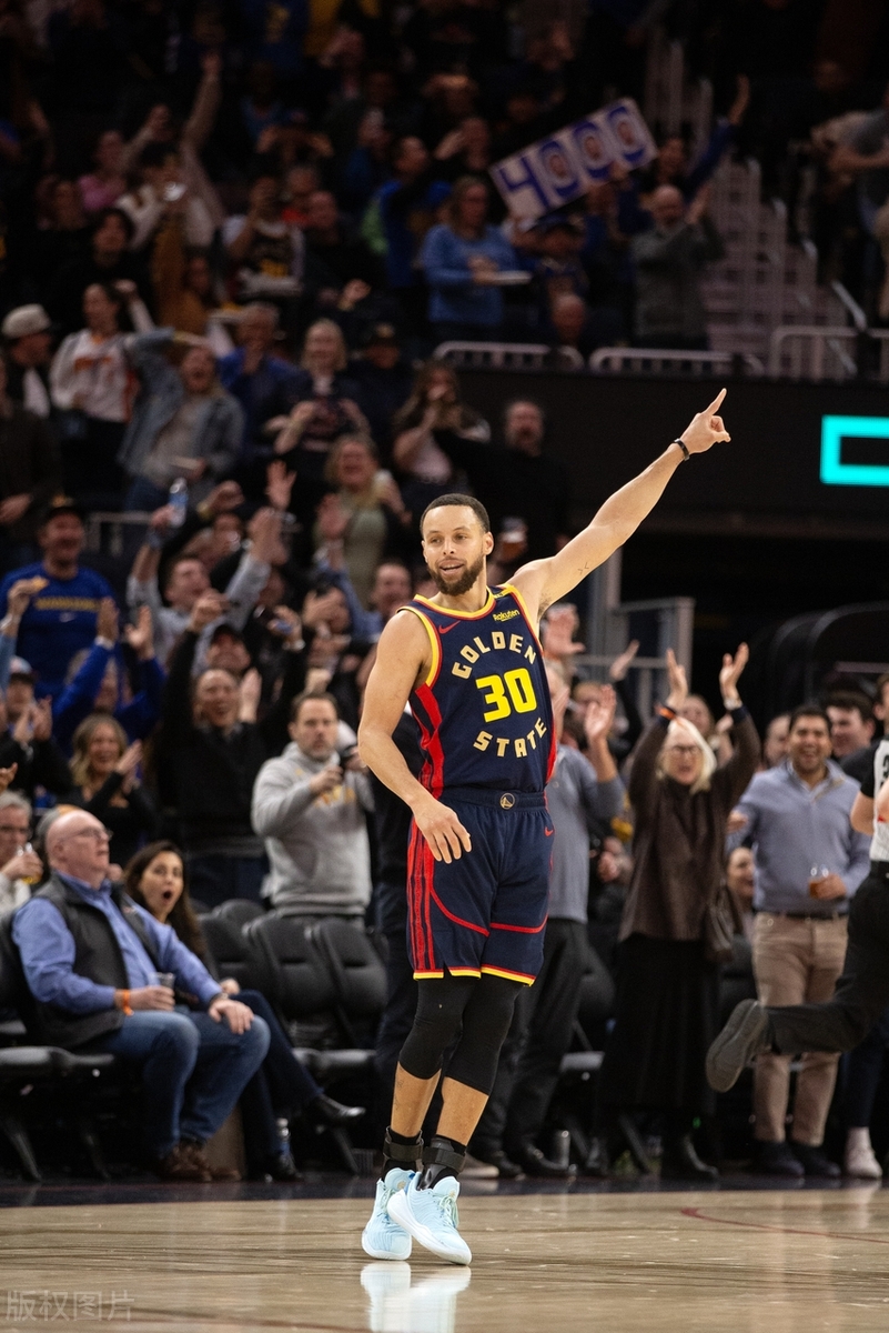 包含库里职业生涯前11个赛季得分50+场次6次，近3个赛季也为6次的词条