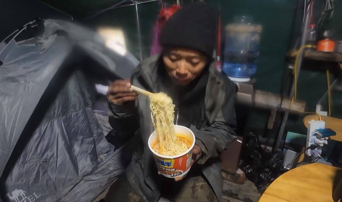 包含荒野求生内讧！热门选手被赛事方抛弃后怒了半夜买票坐高铁回家的词条