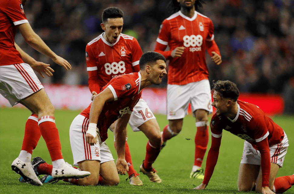 英超第18轮曼城2-1绝杀诺丁汉森林狼队客场1-2负于利物浦的简单介绍