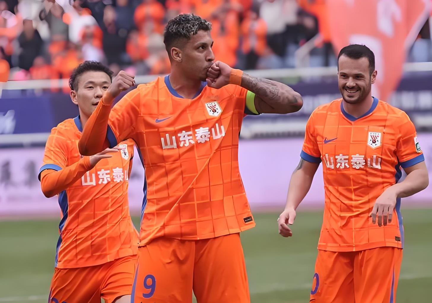 包含泰山引援连遭拒绝，昔日豪门为何沦落至此？球员更爱去这些队！的词条