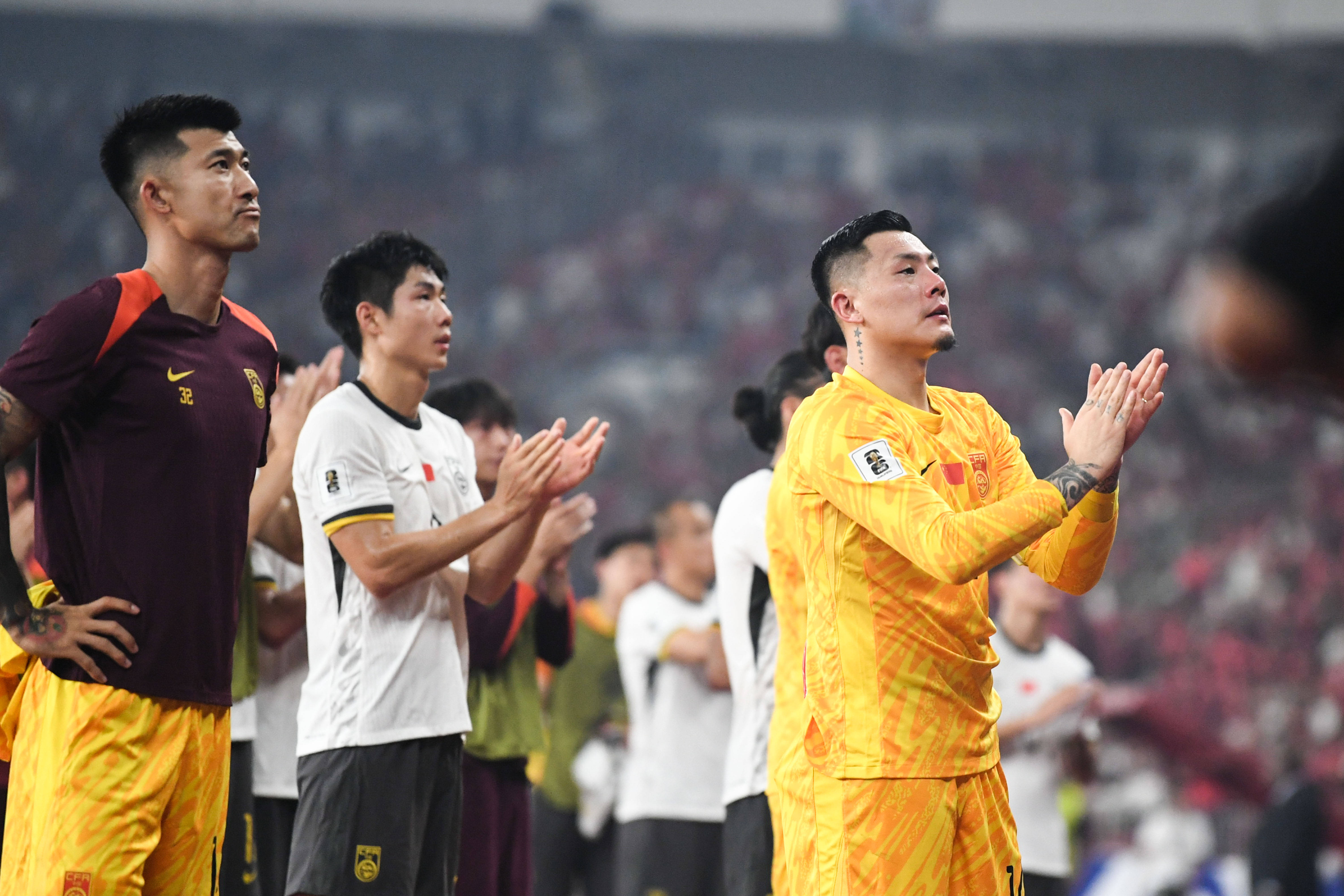 包含国足前瞻：赢1场？战中国香港底线不能输球的词条