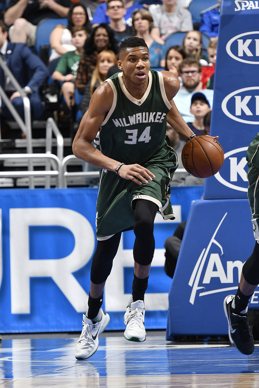 包含支持！雄鹿官方晒出字母哥比赛结束前的大风车扣篮照的词条