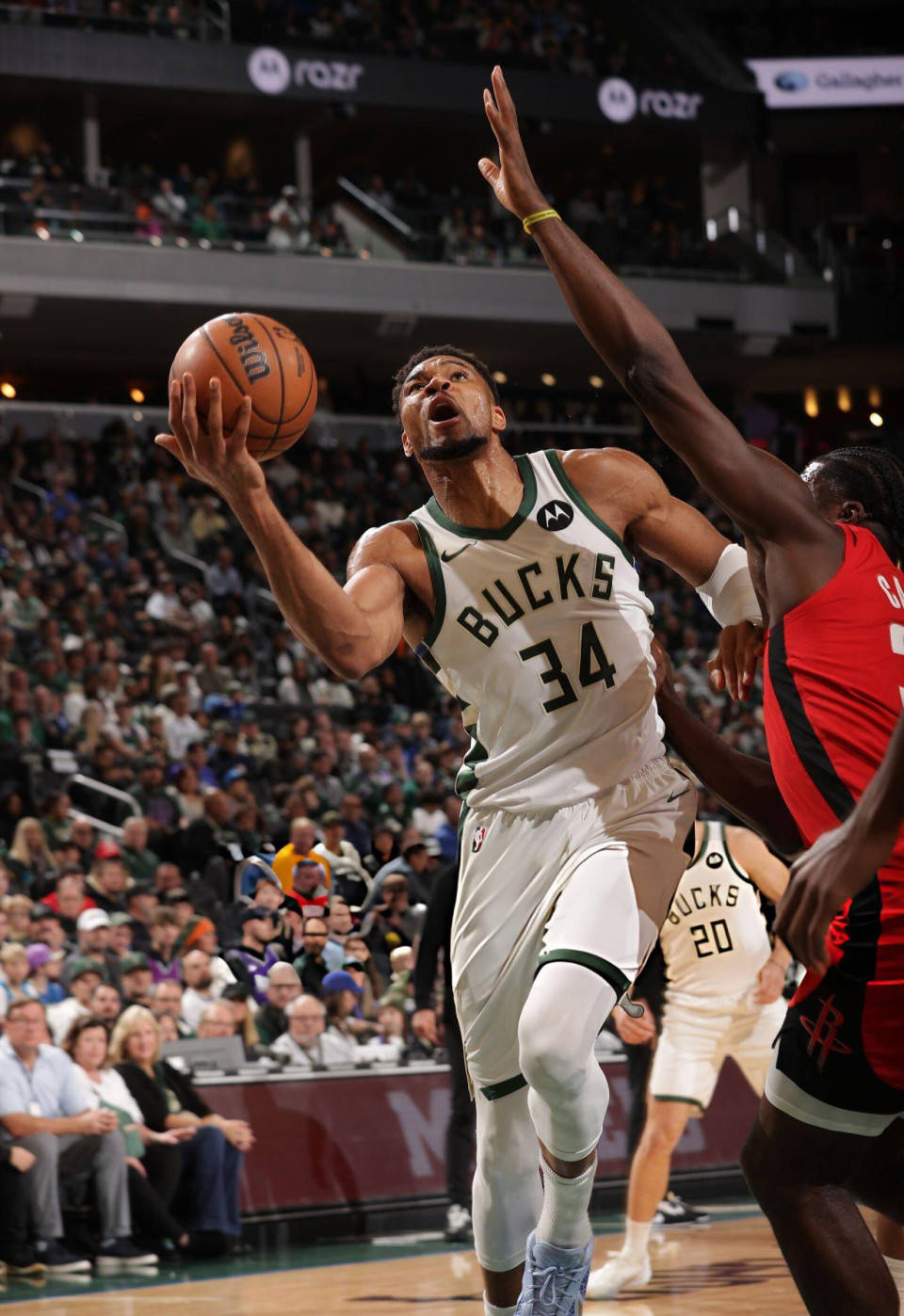 包含支持！雄鹿官方晒出字母哥比赛结束前的大风车扣篮照的词条