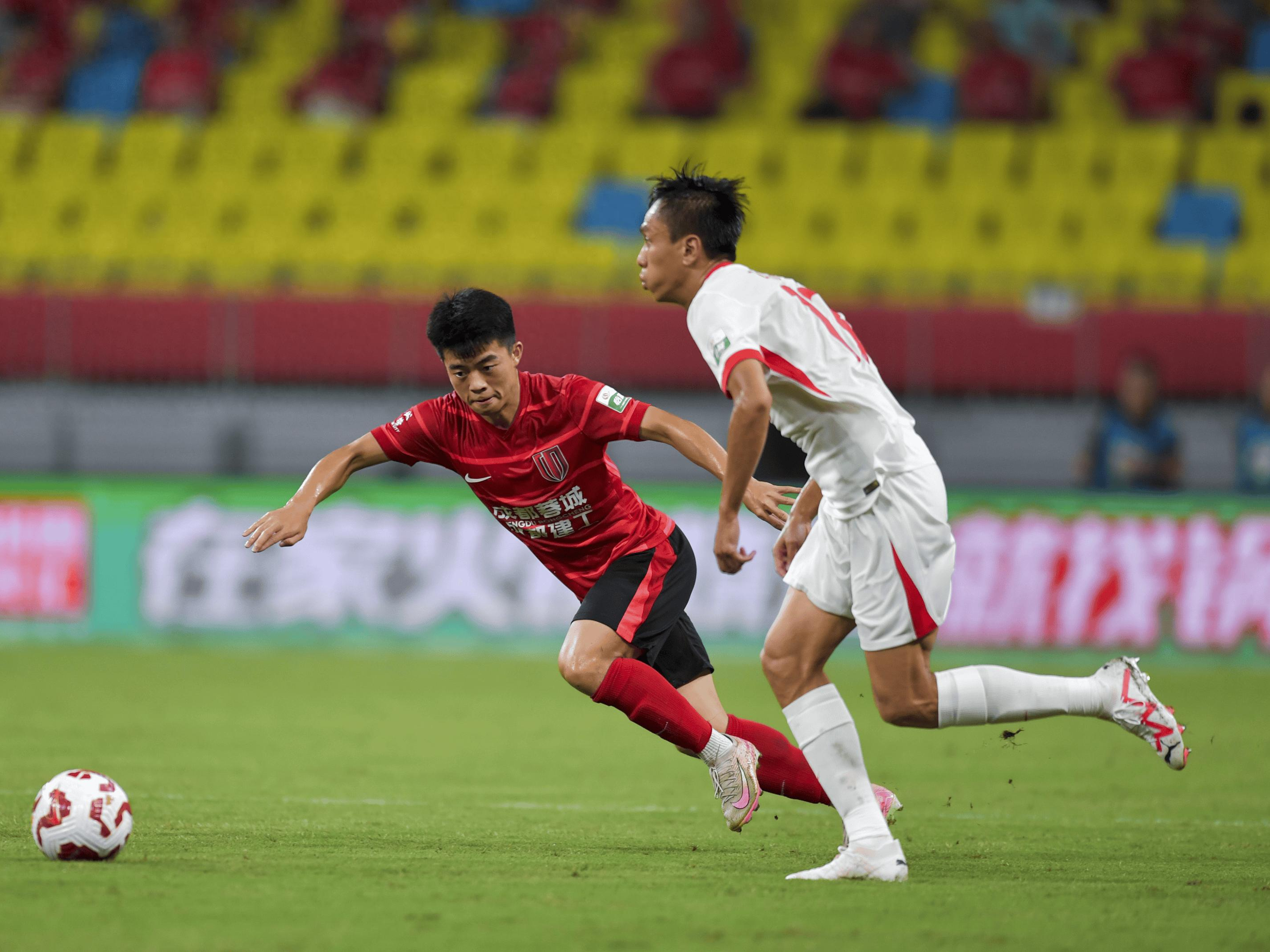 成都蓉城中甲第4冲超，3年亚冠4年争冠，这支球队凭的是什么？的简单介绍