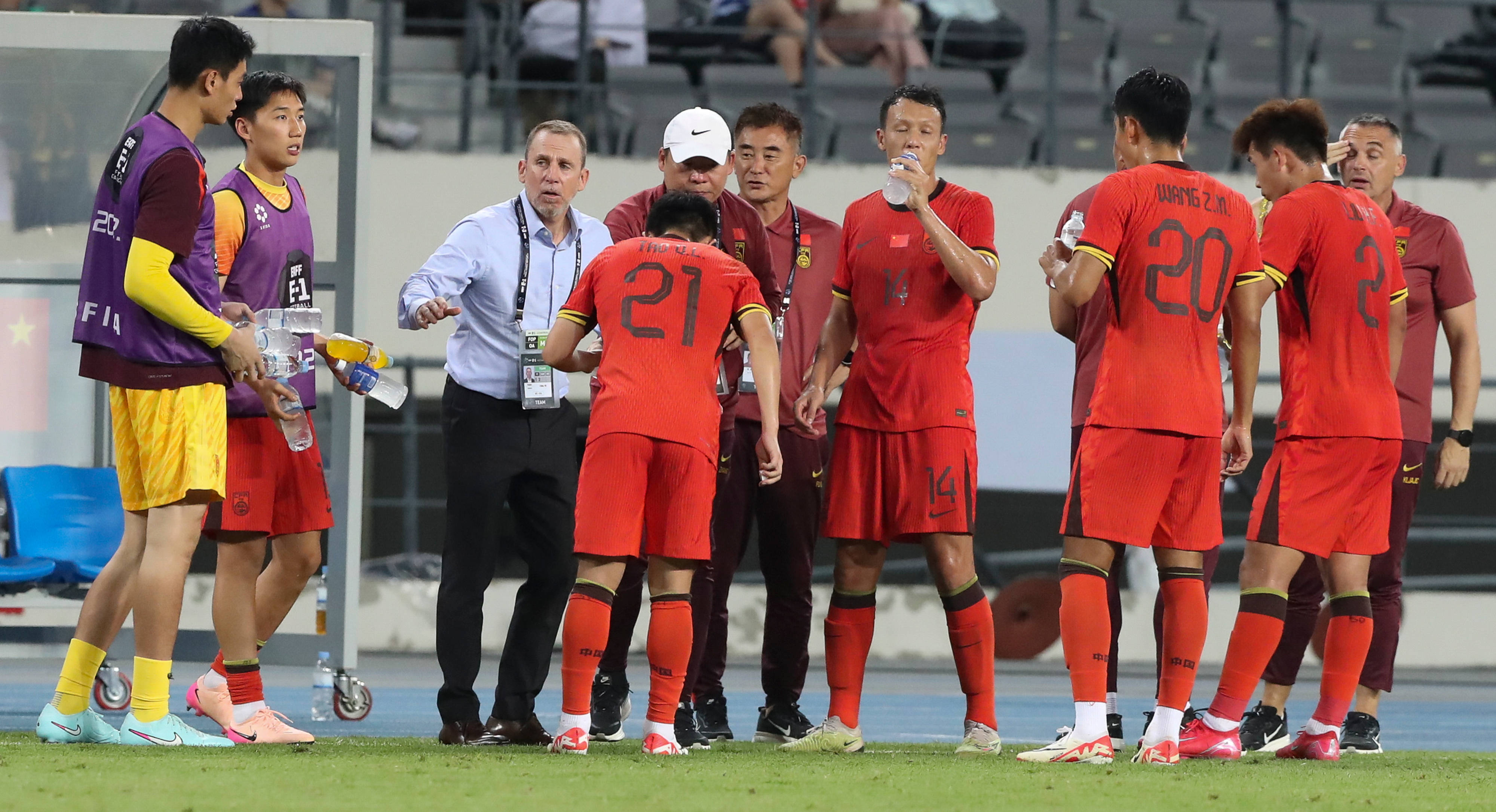 丢人！国足为东亚杯面子，召回部分球员，赢了也不光彩的简单介绍