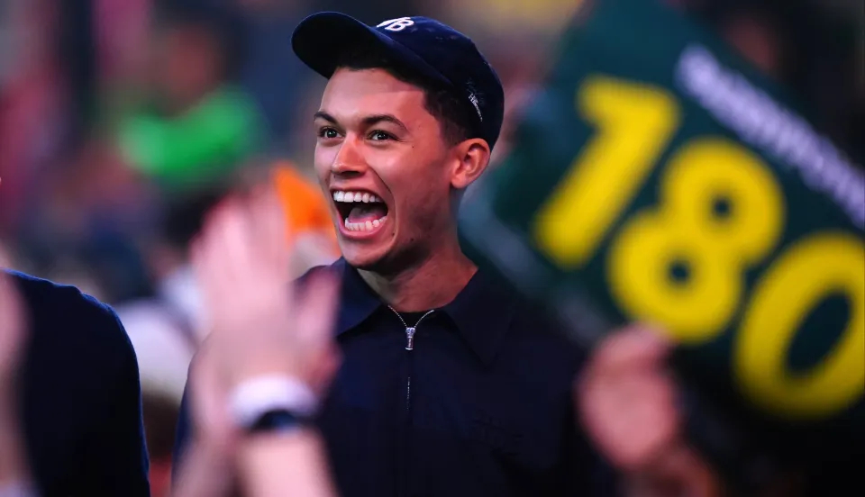 一韩国球迷接机热刺，见到麦迪逊后激动到哭泣的简单介绍