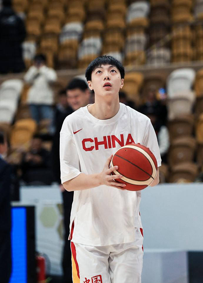 关于男篮结束热身赛，明日经上海飞沙特，将以14人前往，周琦情况未知的信息