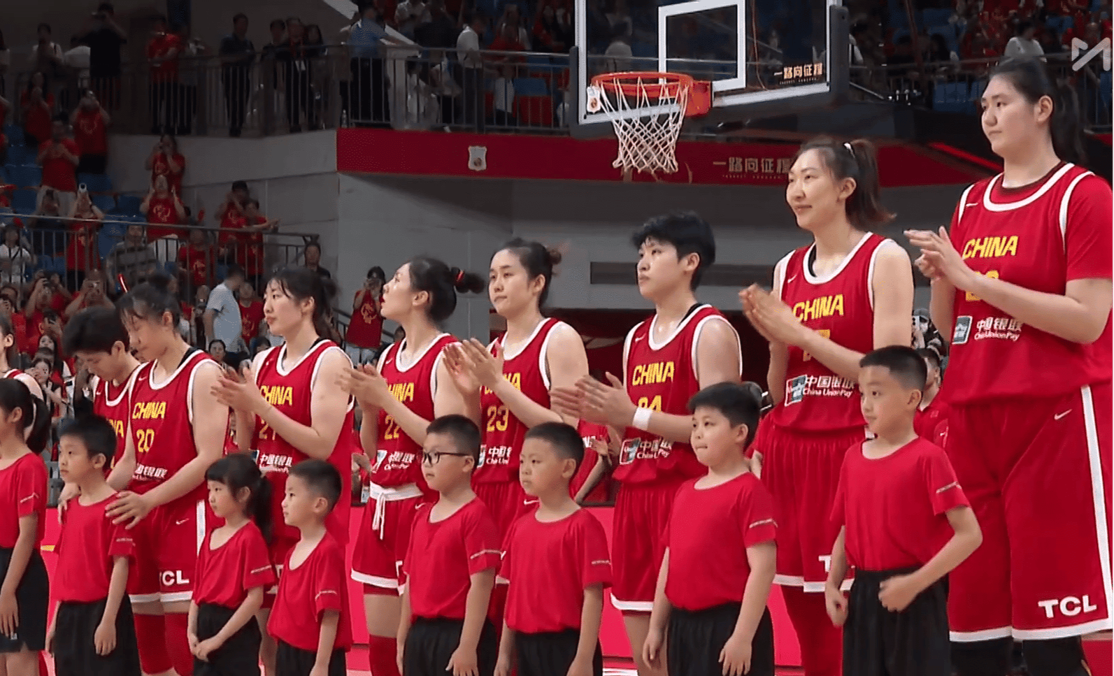 场均19分11板!1米75女篮后卫加冕世青赛篮板王该给机会的简单介绍